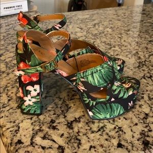 Platform tropical pattern heel